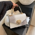 Borsa a mano con trama a coccodrillo, chiusura a cuore dorato e tracolla rimovibile - Color block