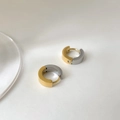 Detail of bi-color gold and silver C-shaped chunky earrings with a matte metallic finish - Two-tone Silver Gold Splice Style