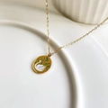 Detail van vergulde titanium ketting met witte zwaan emaille hanger en kristallen inleg - Witte Zwaan