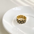 Detailansicht des Goldkettenrings mit schwarzen Emaille-Schachbrettmustern - US 6 / Schwarz Hohl Gitter Modell