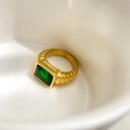 Detail eines Vintage-Ringes in Goldoptik mit gedrehtem Band und großem Smaragd-Zirkonia - US 6 / Gedrehtes Band Rechteckiger Grüner Stein Stil