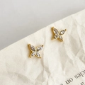 Elegante goldene Schmetterlingsohrringe mit Marquise-Zirkonia auf minimalistischem Papier - Schmetterling Ohrstecker Stil
