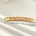 Detalle de finos anillos de titanio dorado con piedras de circonita multicolor vibrante - US 6 / Circón Blanco