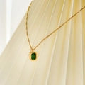 Dettaglio del ciondolo con zircone verde su collana a catena piatta dorata - Collana a Catena Sottile Dorata (Zirconia Verde)