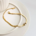 Dettaglio della collana a catena serpente dorata con un pendente in zircone verde rettangolare - Bracciale a Serpente Sottile Dorato (Zirconia Bianca)