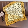 Dettaglio foulard di seta quadrato con bordi giallo senape e motivo a lettere P - Giallo Zenzero / 70x70cm