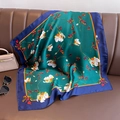 Elegante foulard di seta verde smeraldo a fiori su una superficie di lusso in pelle - 70x70cm / Verde Scuro