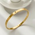 Geborsteld gouden honingraat armband met sterren en zirkonia op witte keramiek - Hexagram Ster Geborstelde Stijl