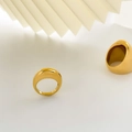 Detailansicht von zwei polierten goldenen breiten Ringen auf minimalistischem Hintergrund - US 7 / Bogenförmiger Stil