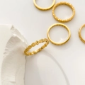 Vue détaillée bague minimaliste dorée avec design ondulé et finition mate sablée élégante - Poisson de Baiser Mat