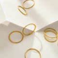 Detailopname van een gouden ringenset met fijne pavé-kristallen en gepolijste banden - US 6 / Eternity Band Stijl