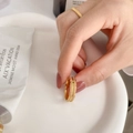 Detailansicht eines mattgoldenen, doppellagigen Rings mit funkelnder Sandstrahl-Textur - US 6 / Doppelschichtig Mattierter Stil