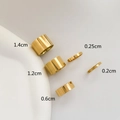 Confronto dettagliato di cinque anelli d'oro minimalisti in larghezze da 0,2 cm a 1,4 cm - 0,2 cm / US 5