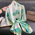 Elegante sciarpa in seta bianca con foglie di ginkgo verdi e gialle e drappeggio molto fluido - 90*180cm / Beige e Verde
