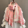 Sciarpa geometrica in maglia rosa e beige con nappe indossata su un cappotto invernale - 65*185cm / Rosa/Beige Contrasto