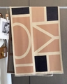 Nahaufnahme des Schals mit geometrischem Farbmuster, Fransen und weicher Kaschmir-Textur - 65*185cm / Schwarz Khaki