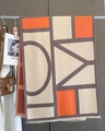 Detailansicht eines geometrischen Pashmina-Schals mit feinen Fransen und weicher Textur - 65*185cm / Beige Lila Orange