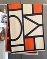 Detail eines geometrischen Schals mit Fransen in Farblock-Design am Displayständer - 65*185cm / Beige Orange Schwarz