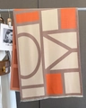 Detail eines weichen geometrischen Schals mit Colorblocking und feinen Fransen - 65*185cm / Beige Kaffee Orange