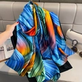 Künstlerisches Seidentuch mit bunten abstrakten Mustern und glänzendem Satin-Finish - Groß / Blau