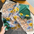 Elegante foulard in seta con stampa floreale verde e beige su tavolo in legno - Verde Floreale (ZS-381-Verde)