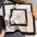 Elegante foulard di seta bianco e nero con logo minimalista e finitura satinata da donna - 53*53cm / Beige Nero (ZS-394-Beige Nero)