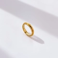 Detail eines 18K Goldrings mit Blattrelief-Textur auf reinweißem Hintergrund - US 6 / Olivenblatt