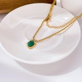 Détail du collier à chaîne torsadée plaqué or 18K avec pendentif malachite verte - Turquoise