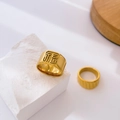 Vue détaillée de la bague sceau dorée caractère Fu et de l'anneau à rayures texturées - US 6 / Caractère Fu Rouge