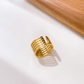 Detail van de goudkleurige brede ring met geometrische uitsnijdingen en open model - US 8 / 5-Laags Hol Open