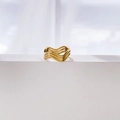 Macro-opname van de drielaagse gouden golfring met een breed uitgesneden ontwerp - US 8 / Golf Meerlaags Hol