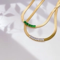 Detailaufnahme der 18K Gold Schlangenkette mit Smaragd- und Zirkon-Inlay-Anhängern - Kleiner Rechteckiger Zirkon / Gold-Weißer Rechteckiger Zirkon