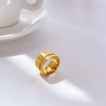 Detail eines 18K vergoldeten Edelstahlrings mit funkelndem Zirkonia-Besatz - US 6 / Einreihiges Feines Diamant Breites Band