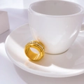 Detailaufnahme des 18K vergoldeten Rings mit Zirkonia-Besatz und Hochglanz-Finish - US 6 / Quadratische Zirkonia Gekrümmte Oberfläche