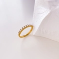 Détail macro d'une bague en titane plaqué or 18K ornée d'une rangée de perles blanches - US 6 / Demi-rangée de Perles