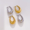 Dettaglio di orecchini a cerchio cavi a forma di U in finiture oro e argento lucido - Forma a U Cava (Oro)