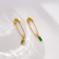 Detalle de pendientes de imperdible dorados con gotas rectangulares de circonita verde - Estilo de Imperdible con Circonita Verde