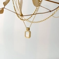 Détail du collier doré avec pendentif rectangulaire en nacre sur branche séchée - Nacre Blanche Double Couche
