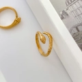 Primer plano detallado de dos anillos de serpiente dorados con textura de escamas finas - US 6 / Estilo de Serpiente Abierta / Dorado