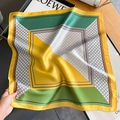Sciarpa quadrata in seta a quadri gialli e verdi su un tavolo in legno naturale - 53*53cm / Giallo