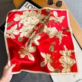 Elegante sciarpa in seta rossa con stampa di fiori di magnolia su vassoio decorativo - 53*53cm / Rosso