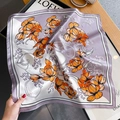 Elegante foulard in seta a fiori arancioni con bordo lilla su un tavolo di legno - Viola (ZS-378-紫色)