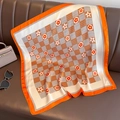 Pañuelo de seda cuadrado con estampado floral de damero sobre sofá de cuero con accesorios - Naranja / 70x70cm