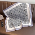 Detalle de pañuelo de seda con estampado floral sobre un sofá de cuero marrón oscuro - Gris / 70x70cm