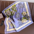 Elegante foulard in seta lavanda con stampa floreale bianca e bordo blu stile vintage - 70x70cm / Viola Taro