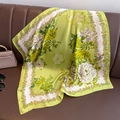 Elegante foulard di seta verde con stampa di peonie drappeggiato su un divano - 70x70cm / Verde Frutta