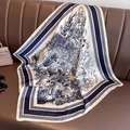 Foulard quadrato in finta seta blu e bianco con motivo Toile de Jouy su divano - Blu navy
