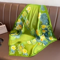 Groene zijden sjaal met geel lotuspatroon gedrapeerd op een stijlvolle leren bank - 70*70cm / Groen (W-133-3)