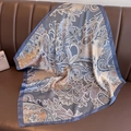 Elegante foulard di seta satinata con motivo paisley blu e oro su pelle marrone - 70*70cm / Blu (W-145-2)