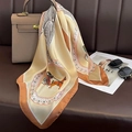 Elegante foulard in seta champagne e arancio con motivi a carrozza e sole - Champagne/Arancio/Marrone